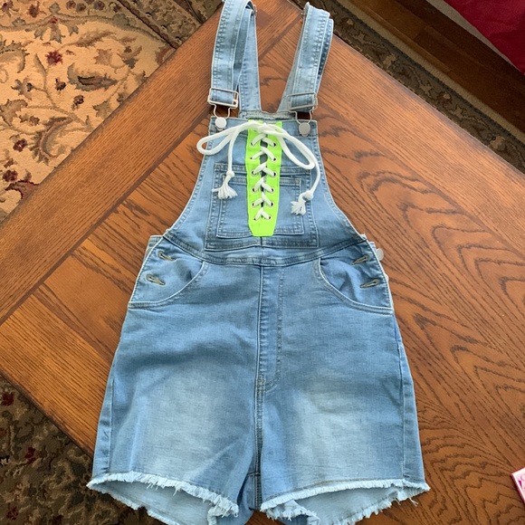 SHEIN Pants - Short overalls denim, with bright green and white